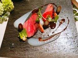 和牛イチボのロティ・カカオニブを纏った鴨胸肉