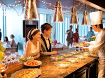 出来立ての料理はパーティ会場のオープンキッチンで