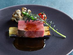 低温調理された特選牛ロース 赤ワインと西洋わさびのソース