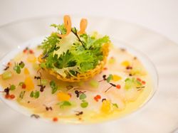 鯛のスモークと季節の野菜添え