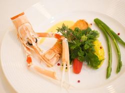 カダイフを纏ったアカザ海老のフリット ブールブランソース