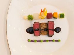 黒毛和牛フィレ肉の網焼き フォアグラ添え トリュフソース