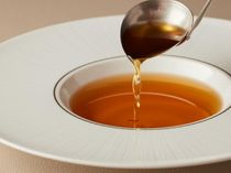 仕込み3日間、琥珀色に輝く伝統のコンソメ