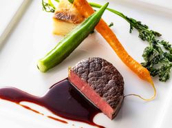 静岡食通の牛“葵”ヒレ肉のポワレ ソースヴァンルージュ