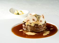 旬のお魚をサフランとムール貝の出汁のソースで仕上げました。
クスクスとお野菜のサラダ、フヌイユのピュレとご一緒に