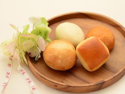 数種の焼きたてパン