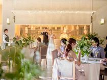 出来立ての料理はパーティ会場のオープンキッチンで