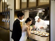 ライブキッチンですべてを創る、こだわり抜いたお料理