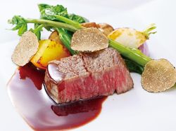 黒毛和牛フィレ肉のロースト トリュフ香る赤ワインソース