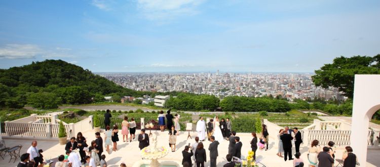 ローズガーデンクライスト教会 挙式後は、開放感が抜群のテラスで札幌の美しい街並を一望の画像1