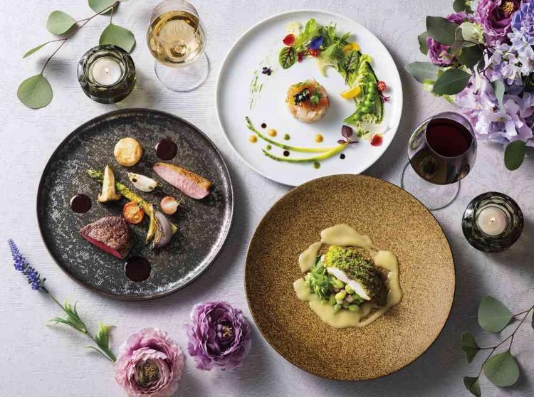 ホテルモントレ仙台 絵画や美術品などアンティークが飾られた空間でゲストをもてなすの画像3