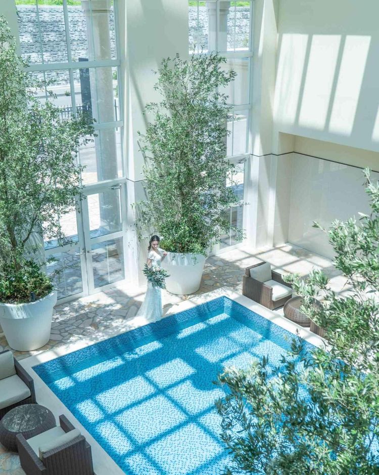 アールベルアンジェAkita トップライトから水面に降り注ぐ陽の光がまぶしい非日常の空間の画像1