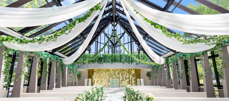 ベル・ブランシェ天童 四季折々の美しい風景が広がる全面ガラス張りの開放的なチャペルの画像1