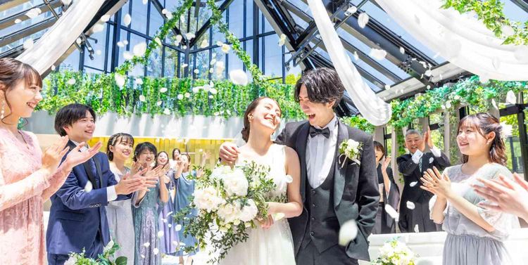 ベル・ブランシェ天童 四季折々の美しい風景が広がる全面ガラス張りの開放的なチャペルの画像2