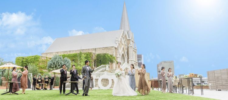 ベルヴィ郡山館 青空の元でゲストとプレパーティを楽しめるチャペル前ガーデンの画像1