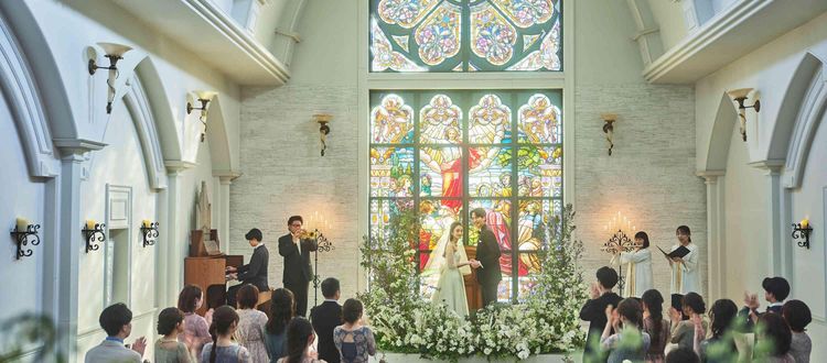 ブライマリーコート 100年の時を刻むステンドグラスが花嫁をより美しく引き立てるの画像
