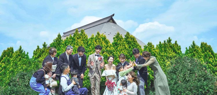 ミノリエ 木の梁が印象的な高い天井と窓からの自然光が開放感を与える会場の画像