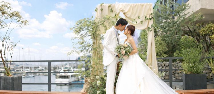 ユニオンハーバー 海に面している会場ならではのウッドデッキでの人前式をの画像