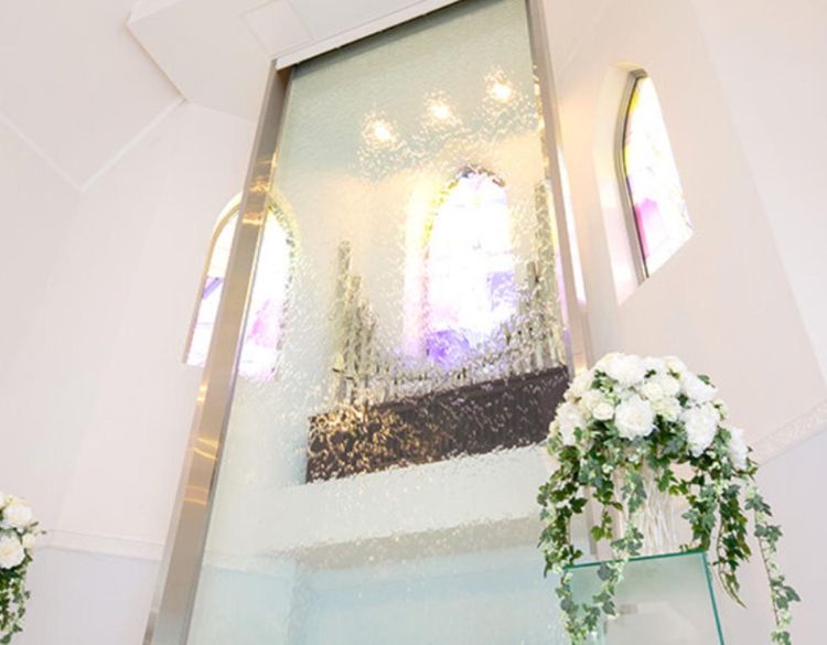 ヴェルージュ 外国人シンガーの歌声と清らかな水音が響く幻想的な挙式の画像3