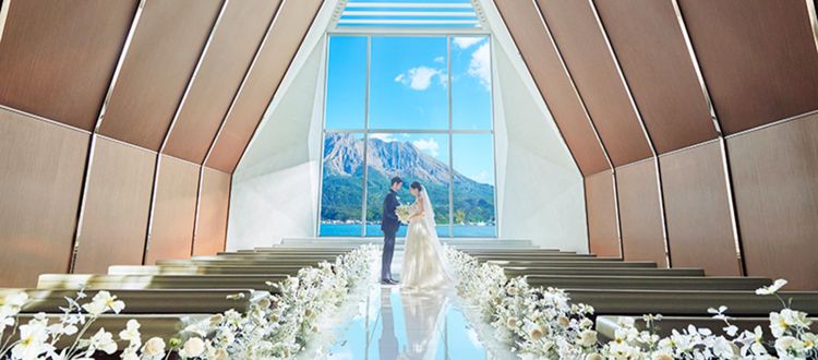 桜島が永遠の誓いを見守る、美しく壮大なチャペル