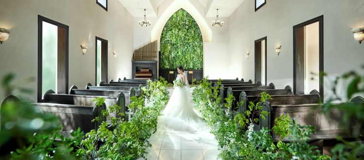 エヴァウイン 自然光が差し込み緑あふれた空間が純白のドレスを美しく彩るの画像1