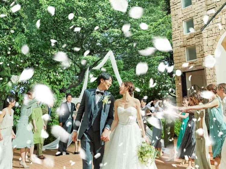 エヴァウイン 自然光が差し込み緑あふれた空間が純白のドレスを美しく彩るの画像2