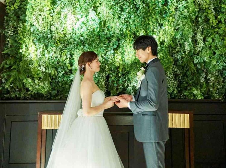 エヴァウイン 自然光が差し込み緑あふれた空間が純白のドレスを美しく彩るの画像3