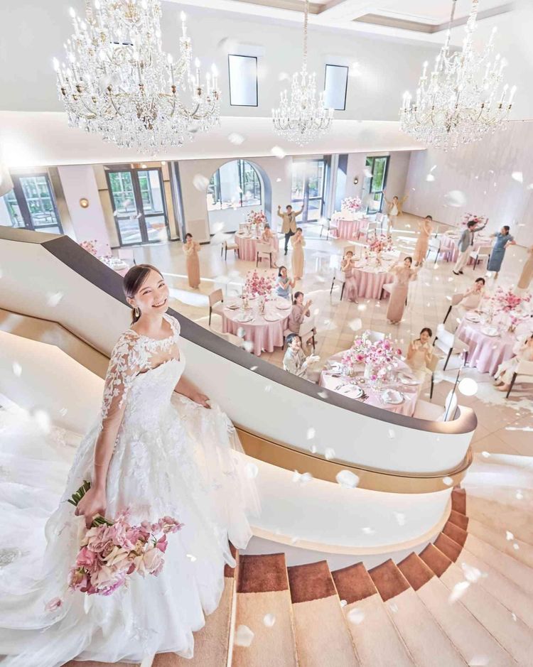 アニヴェルセル みなとみらい横浜 ドラマティックな入場が叶う大階段で憧れウエディングを叶えての画像1