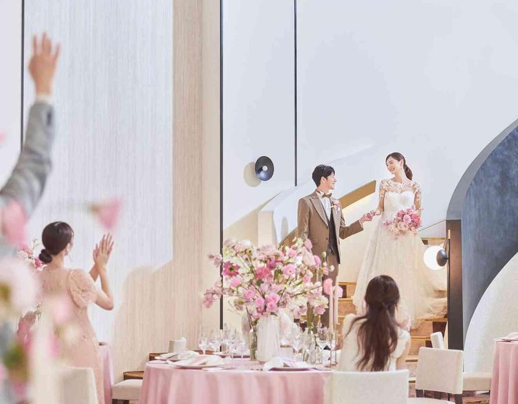 アニヴェルセル みなとみらい横浜 ドラマティックな入場が叶う大階段で憧れウエディングを叶えての画像3