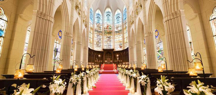 カサデアンジェラ馬車道 おふたりの人生をあらわす、バージンロードとステンドグラスの画像