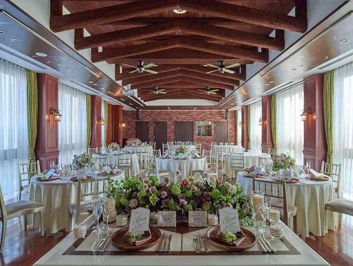 カサデアンジェラ馬車道 自然光差し込むスカイバンケットの画像2