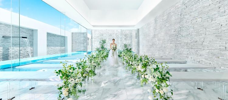 ブラン:ベージュ 窓からさしこむ自然光が、花嫁の凛とした透明感をひきたたせるの画像