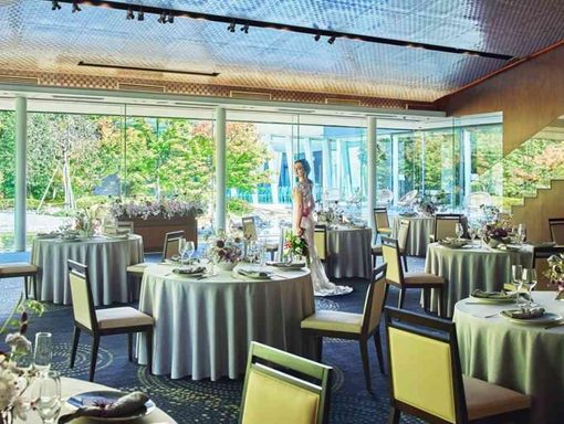 北山モノリス 自然と調和するメインダイニングの画像1