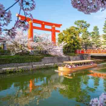 京都のランドマーク平安神宮が舞台