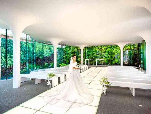 ラヴィーナ姫路 雲の中をイメージしたチャペルの画像1
