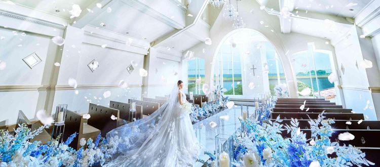 アートグレイスポートサイドヴィラ 祭壇からは自然光が差し込み花嫁様のドレス姿をより輝かせるの画像