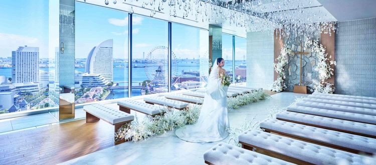 横浜モノリス 光が反射して神秘的な雰囲気を演出するクリスタルチャペルの画像