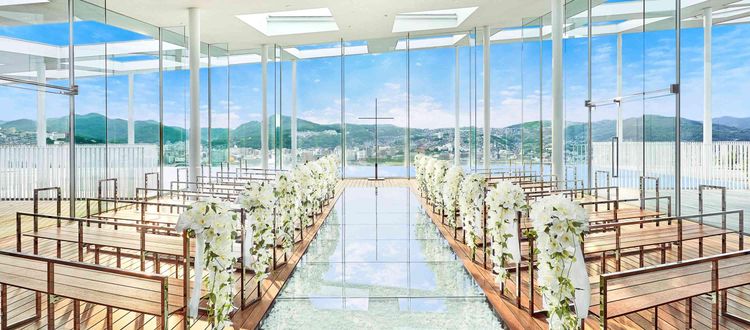 ガーデンテラス長崎ホテル＆リゾート 祭壇の奥に美しい海と空が一面に広がる感動のセレモニーの画像1