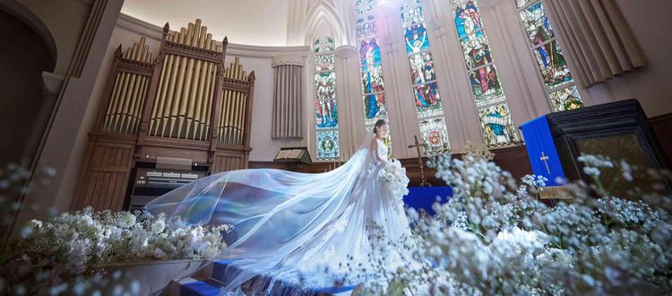 アニヴェルセルヒルズ横浜 英国の教会で時を刻んだステンドグラスとパイプオルガンの画像