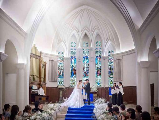 アニヴェルセルヒルズ横浜 ロイヤルブルーのバージンロードの画像3