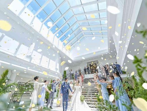 アルカンシエルリュクスマリアージュ大阪 ガラス張りの全天候型大階段の画像1