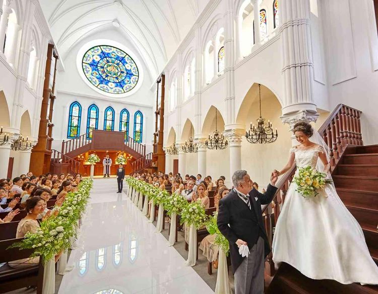 アルカンシエルリュクスマリアージュ大阪 ゲストも驚愕の天井高約15m!大階段では自然光が降り注ぐの画像2