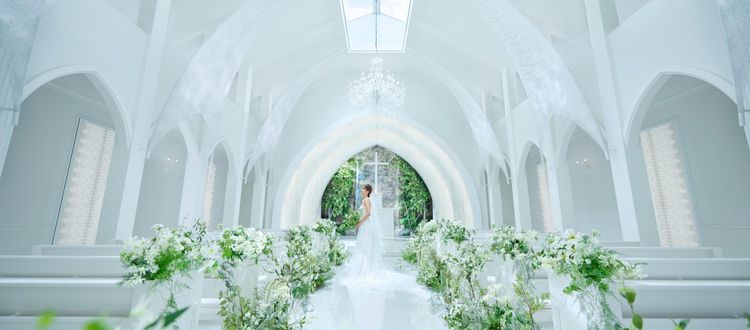 アーカンジェル迎賓館 仙台 差し込む陽光と祭壇の緑が印象的なチャペルの画像