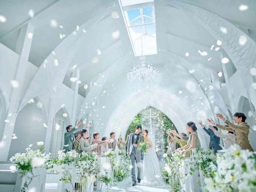 アーカンジェル迎賓館 仙台 天窓からの光で幻想的な空間にの画像2