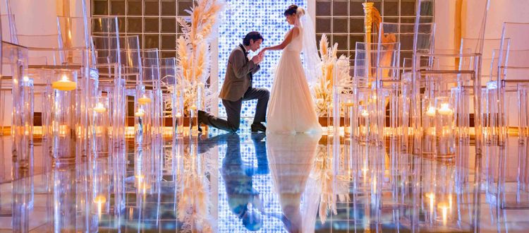 ウエディングレストラン ジュレ 自然光と6000本の華やかな青のバラに彩られた舞台で誓いをの画像