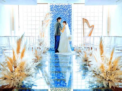 自然光と6000本の華やかな青のバラに彩られた舞台で誓いを