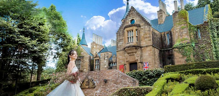 ロックハート城ウエディング 歴史を刻むステンドグラス、調度品が美しいチャペルの画像1