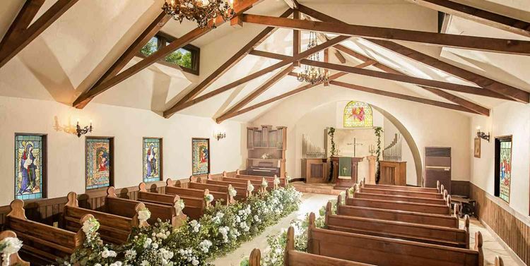 ロックハート城ウエディング 歴史を刻むステンドグラス、調度品が美しいチャペルの画像2