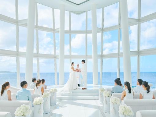 ホワイトアロウチャペル 純白のガラスのチャペルの画像1