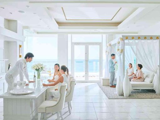 ホワイトアロウチャペル 海や空が目の前にせまる絶景空間の画像1